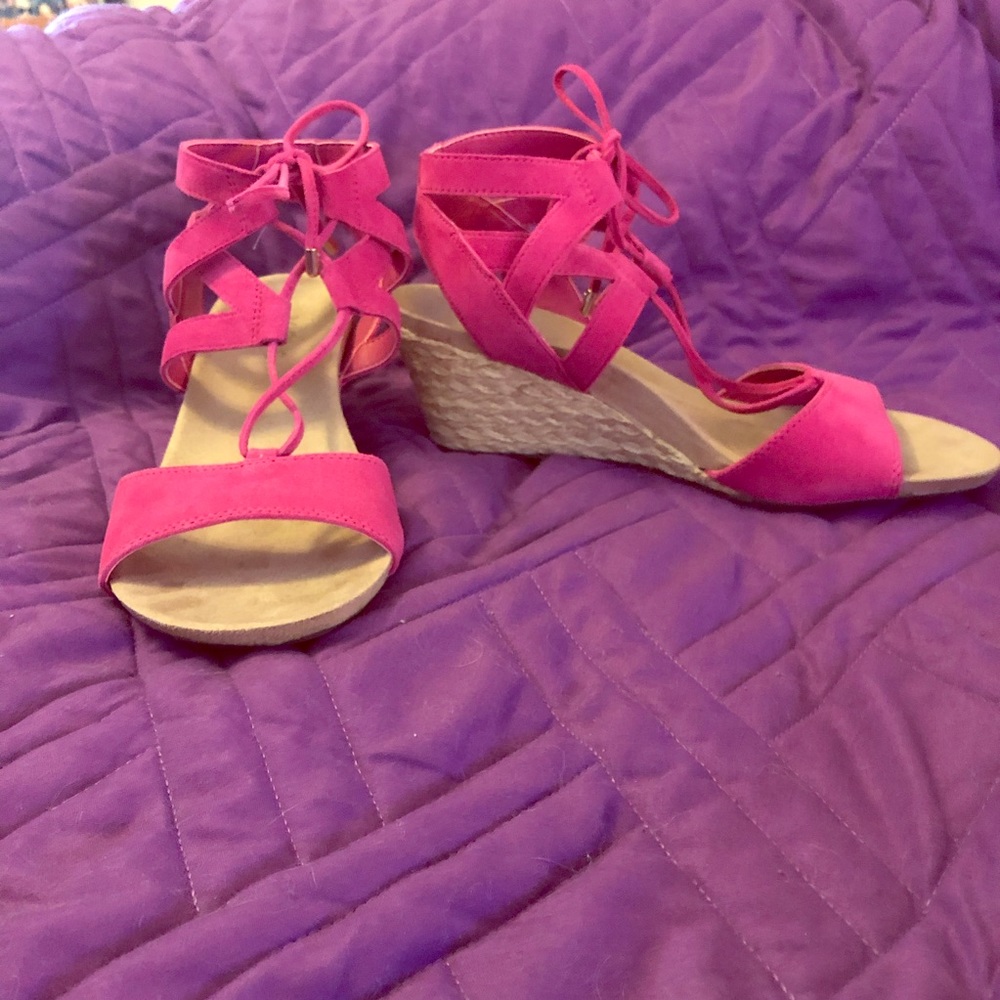 NWOT vionic suede heels